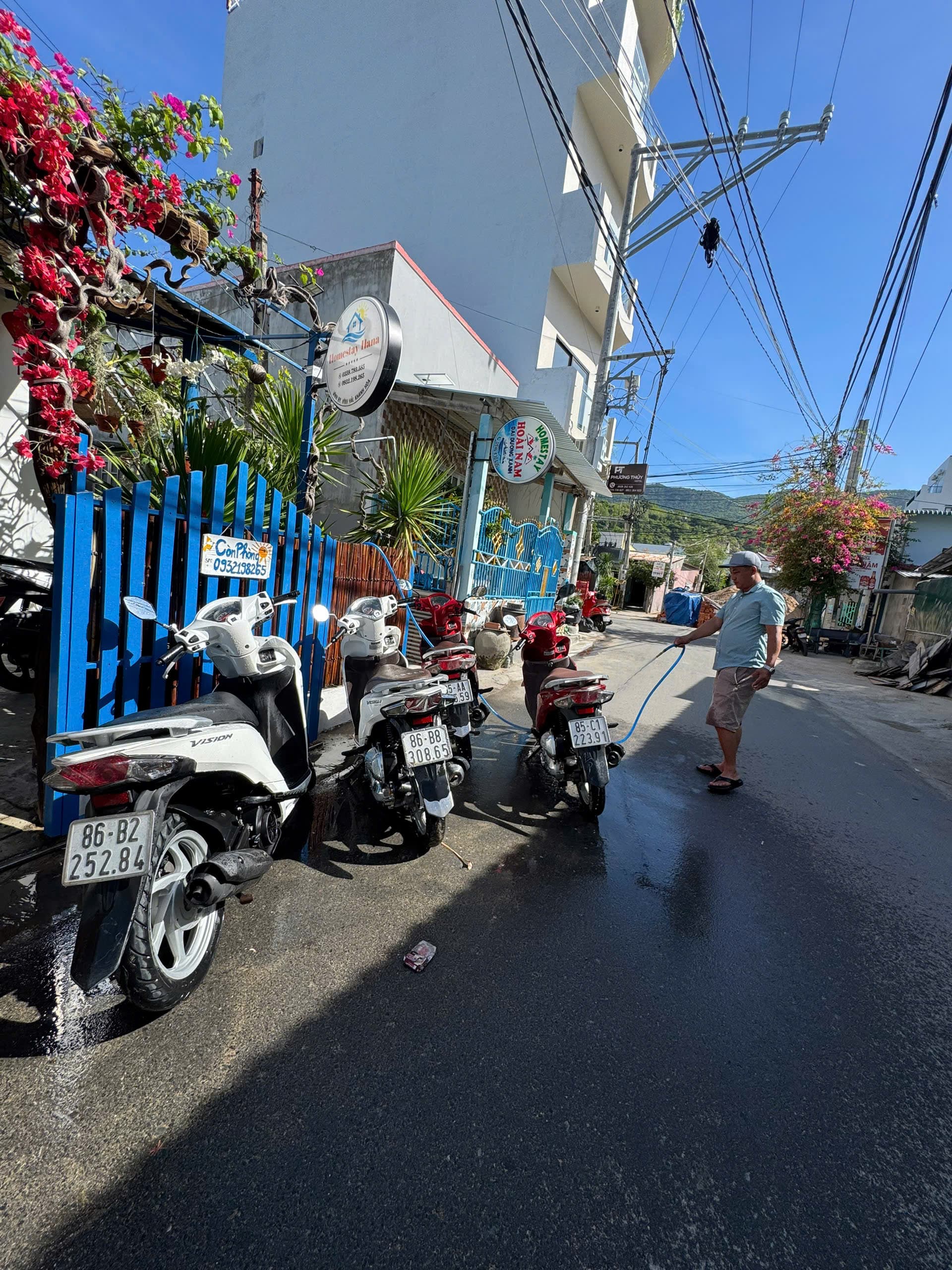 Dàn xe máy cho thuê đậu trước homestay tại Vĩnh Hy