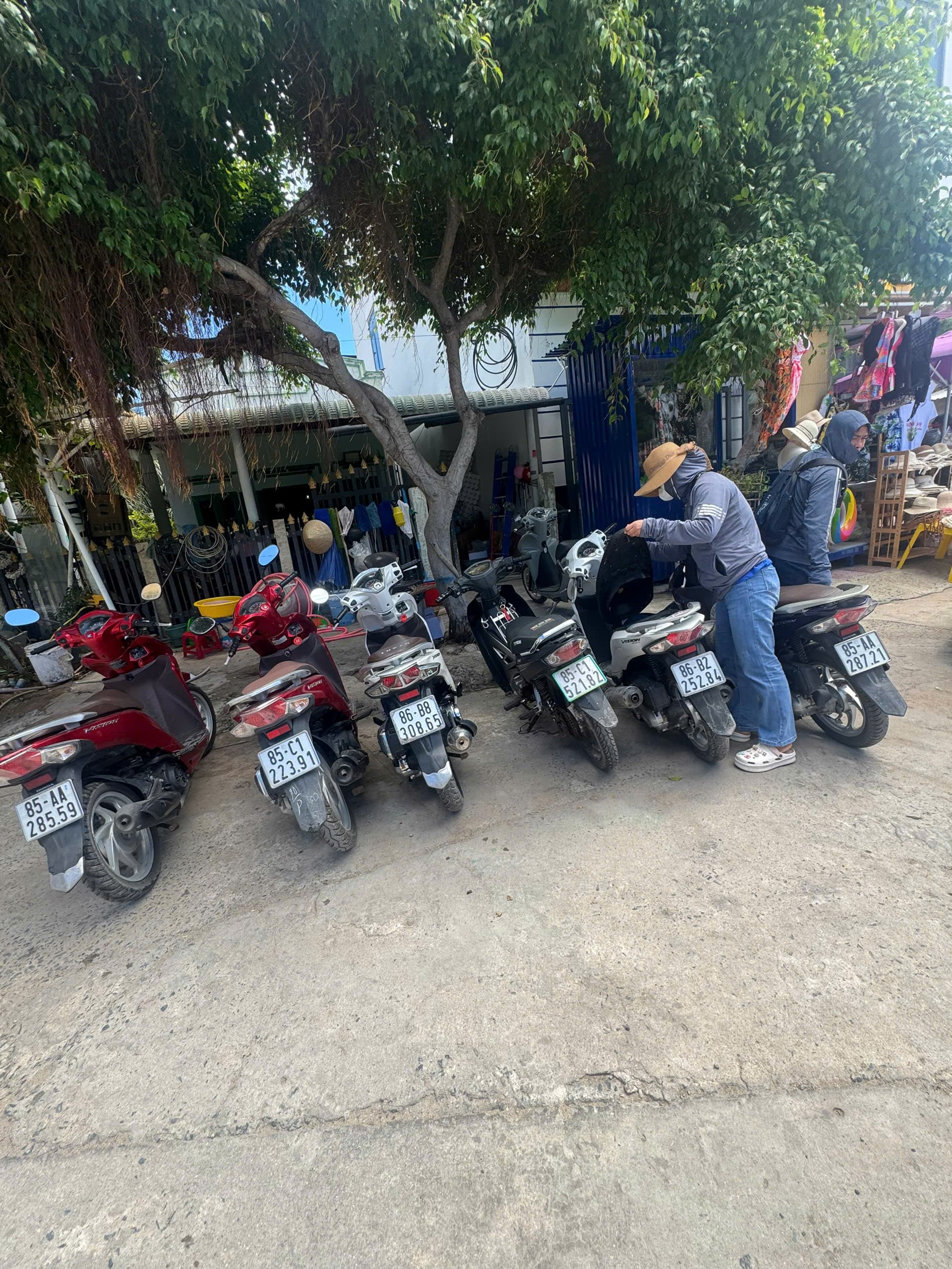 Nhân viên giao xe máy tận nơi cho khách du lịch tại Vĩnh Hy